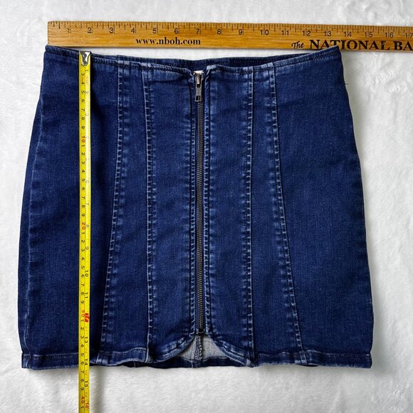 We The Free Free People Denim Mini Skirt Womens Sz 6 Dark Wash Front Zip Stretch - Picture 6 of 6